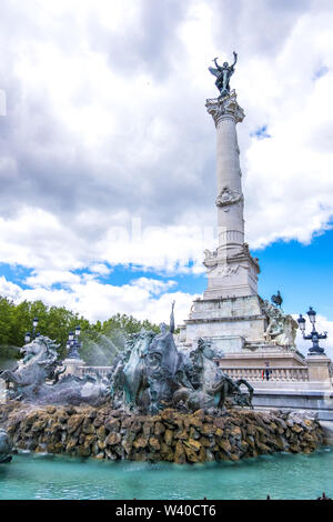 Bordeaux, Francia - 5 Maggio 2019 : Monumento Aux Girondins e Fontaine per l'Esplanade des Quinconces a Bordeaux Aquitania, Francia Foto Stock