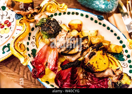 Scaloppine spiedini con zucchine, patate dolci e funghi (Scaloppine di Vitello) presso il Circolo popolare ristorante, Londra, Regno Unito Foto Stock