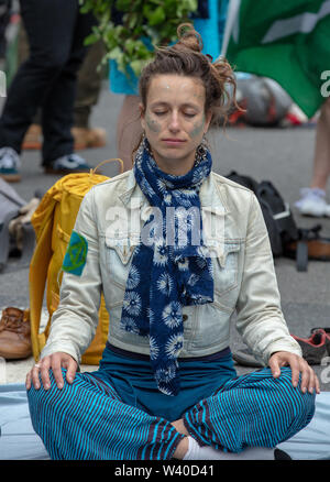 Londra, Regno Unito. Il 15 luglio 2019. Estinzione attivista ribellione meditando in azione per il clima del gruppo di protesta di fronte al Royal Courts della legge sullo Strand, Londra. Credito: Joe Kuis / Alamy News Foto Stock