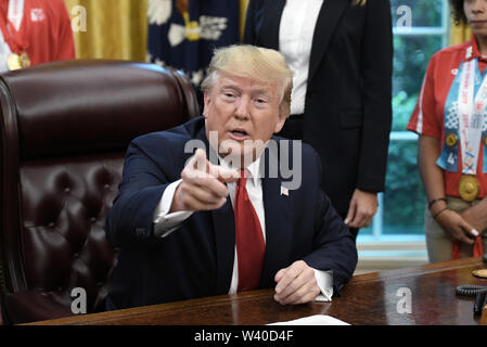 Washington, Distretto di Columbia, Stati Uniti d'America. 18 Luglio, 2019. Il presidente statunitense Donald Trump risponde alle domande dei giornalisti nel corso di un incontro con i membri del Team USA per il 2019 Giochi Mondiali Special Olympics all Ufficio Ovale di Washington, DC, il 18 luglio 2019 Credit: Olivier Douliery/CNP/ZUMA filo/Alamy Live News Foto Stock