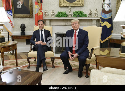 Washington, Distretto di Columbia, Stati Uniti d'America. 18 Luglio, 2019. Il presidente statunitense Donald Trump incontra il Primo Ministro Mark Rutte dei Paesi Bassi nell'ufficio ovale di Washington, DC, il 18 luglio 2019. Credito: Olivier Douliery/Piscina via CNP Credito: Olivier Douliery/CNP/ZUMA filo/Alamy Live News Foto Stock