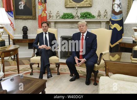 Il presidente statunitense Donald Trump incontra il Primo Ministro Mark Rutte dei Paesi Bassi nell'ufficio ovale di Washington, DC, il 18 luglio 2019. Credito: Olivier Douliery/Piscina via CNP | Utilizzo di tutto il mondo Foto Stock