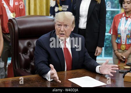 Il presidente statunitense Donald Trump risponde alle domande dei giornalisti nel corso di un incontro con i membri del Team USA per il 2019 Giochi Mondiali Special Olympics all Ufficio Ovale di Washington, DC, il 18 luglio 2019.Credit: Olivier Douliery/Piscina via CNP | Utilizzo di tutto il mondo Foto Stock