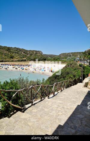 La spiaggia e la baia di Cala en Porter su una calda e soleggiata giornata, Minorca isole Baleari Spagna Europa UE Foto Stock