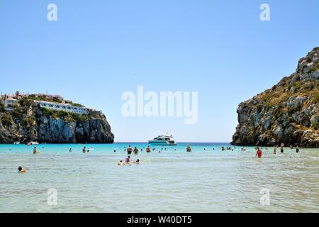 La spiaggia e la baia di Cala en Porter su una calda e soleggiata giornata, Minorca isole Baleari Spagna Europa UE Foto Stock