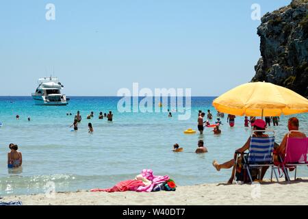 La spiaggia e la baia di Cala en Porter su una calda e soleggiata giornata, Minorca isole Baleari Spagna Europa UE Foto Stock