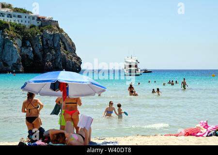 La spiaggia e la baia di Cala en Porter su una calda e soleggiata giornata, Minorca isole Baleari Spagna Europa UE Foto Stock