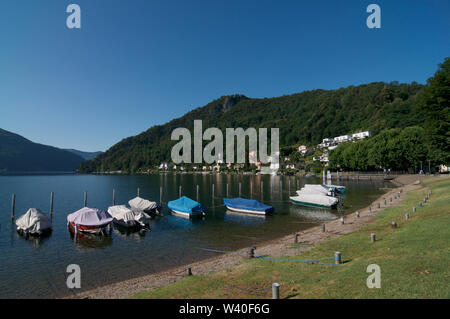 Bellissima vista di molte imbarcazioni rivestite sulla riva di Caslano Village Lakeside. Questo villaggio è una famosa meta turistica nella regione di Lugano in Cant Foto Stock