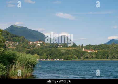 Bellissima vista sul lago sul villaggio di Muzzano, Monte Boglia e Monte Bre nella regione di Lugano nel Canton Ticino, Svizzera Foto Stock