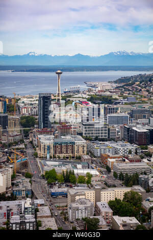 Vista aerea dello Spazio ago dal centro cittadino di Seattle, nello Stato di Washington, USA Foto Stock