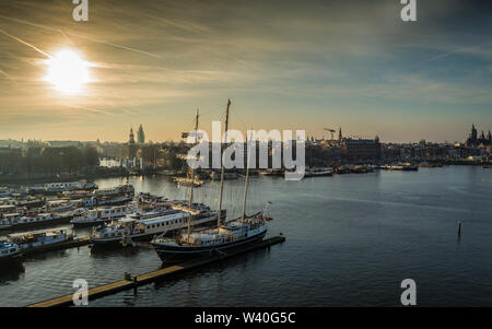 Una giornata misteriosa che copre il sole nella splendida e capitale dei Paesi Bassi, Amsterdam Foto Stock