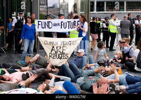 Londra, Regno Unito. 18 Luglio, 2019. Protesta a Greater London Authority (GLA) Edificio di esigere il sindaco interviene su GLA l'uso di energia e cambiamenti climatici Credito: Gareth Morris/Alamy Live News Foto Stock
