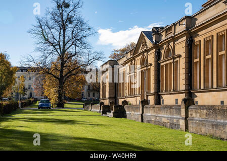 Vista laterale del municipio di Cheltenham, Cheltenham, Regno Unito Foto Stock