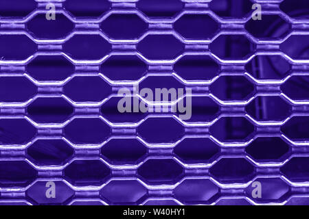 Macro Closeup di ultra violet viola auto metallo grill. Modello di texture di superficie metallica sullo sfondo di cromo sulla griglia del radiatore del veicolo sul lato anteriore. Foto Stock