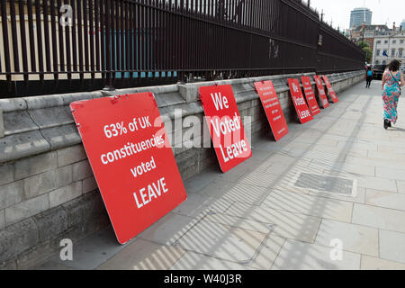 Brexit lasciare segni di campagna, Westminster, London, Regno Unito. 17 Luglio, 2019. Brexit lasciare segni di campagna al di fuori del Palazzo di Westminster il mattino del Primo ministro di domande. Credito: Maureen McLean/Alamy Foto Stock