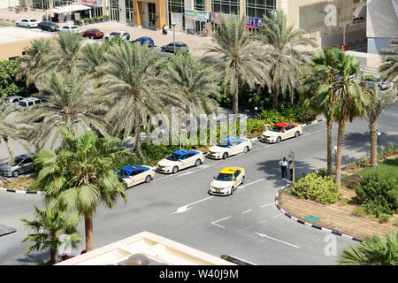 DUBAI, Emirati Arabi Uniti - 12 settembre: i taxi di Dubai automobili in attesa per i clienti vicino a hotel, il 12 settembre 2013, Dubai, EAU. Nella città di canale artificiale le Foto Stock