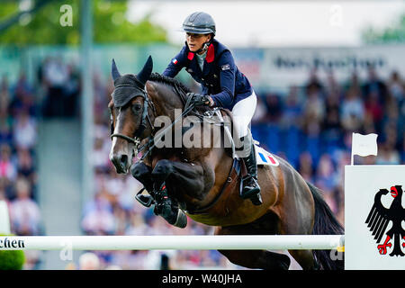 Aachen, Germania. 18 Luglio, 2019. CHIO, sport equestri, saltando: francese mostra il ponticello Penelope Leprevost sul cavallo Vancouver de Lanlore salta sopra un ostacolo presso le Nazioni' Cup. Credito: Uwe Anspach/dpa/Alamy Live News Foto Stock