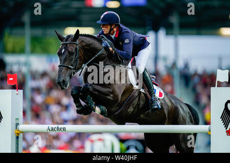 Aachen, Germania. 18 Luglio, 2019. CHIO, sport equestri, saltando: i francesi mostrano il ponticello Kevin Staut sul cavallo Calevo salta sopra un ostacolo alla Coppa delle Nazioni. Credito: Uwe Anspach/dpa/Alamy Live News Foto Stock