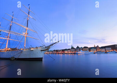 Vista panoramica della città vecchia di Stoccolma (Gamla Stan) al tramonto con illuminata old ship in primo piano, Svezia Foto Stock