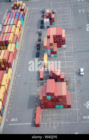 Vista aerea di container di spedizione al terminale 5 cargo marine facility, Porto di Seattle, Sodo, Seattle, Washington, Stati Uniti d'America Foto Stock