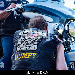 Biker, motociclista, Harley-Davidson biker indossando giubbotto in pelle con stemma patch lavorando sul motociclo, losca Foto Stock