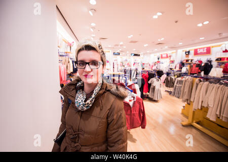 Ritratto di giovane donna del lusso e della moda di nuovo di zecca interno del negozio di abbigliamento Foto Stock