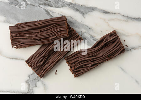 Sfoglia Nera flake cioccolatini da Majani cioccolatieri, Bologna, Italia. Foto Stock