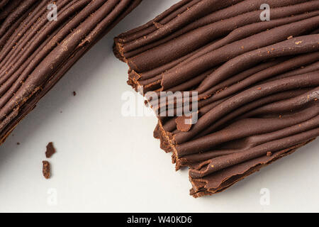 Sfoglia Nera flake cioccolatini da Majani cioccolatieri, Bologna, Italia. Foto Stock