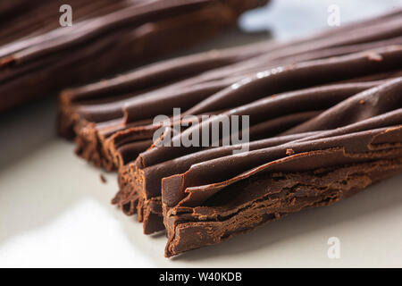 Sfoglia Nera flake cioccolatini da Majani cioccolatieri, Bologna, Italia. Foto Stock