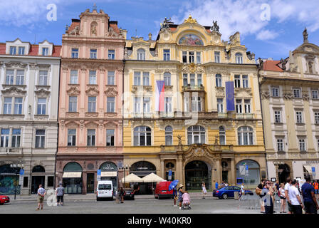 Scena di strada a Praga Repubblica Ceca, vicino a Piazza della Città Vecchia Foto Stock