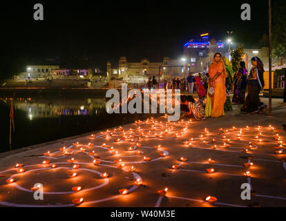 PUSHKAR, INDIA - CIRCA NOVEMBRE 2018: Persone in Pushkar Ghats durante le cerimonie di apertura della fiera del cammello. Si tratta di uno dei più grandi del mondo ca Foto Stock