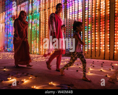 PUSHKAR, INDIA - CIRCA NOVEMBRE 2018: famiglia passeggiate in Pushkar Ghats durante le cerimonie di apertura della fiera del cammello. È uno del mondo la Foto Stock