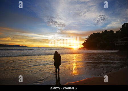 Tramonto a Pelabuhan Ratu Beach, Sukabumi, West Java, Indonesia Foto Stock