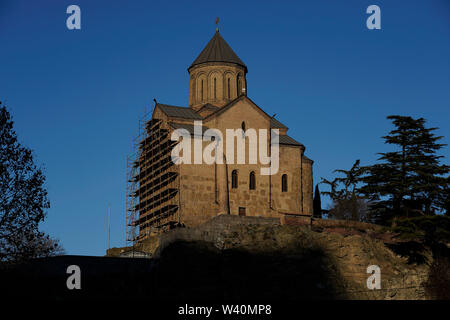 La Chiesa di Metekhi di assunzione nel quartiere storico Metekhi. Metekhi, Tbilisi, Georgia, Caucasia, Eurasia. Foto Stock