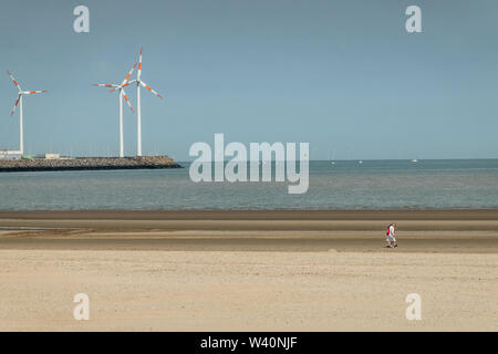 Knokke-Heist, Fiandre, Belgio - 18 Giugno 2019: Terminale GNL nel porto di Zeebrugge ha windmils, ma fino all'orizzonte, poco visibile, sono più di Foto Stock