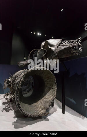 Rocketdyne F-1 componenti del motore da l'Apollo 12 e 16 missioni sul display durante la 'Destinazione Luna' esposte presso il Museo del Volo a Seattle, Washington, il 18 luglio 2019. Il Saturn V luna di razzi sono stati recuperati dall'Oceano Atlantico dove hanno appoggiato per oltre quarant'anni. La mostra ha presentato in collaborazione con lo Smithsonian Institution, celebra la missione Apollo 11 durante il cinquantesimo anniversario del landmark sbarco sulla luna. Foto Stock