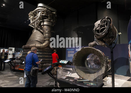 Rocketdyne F-1 componenti del motore da l'Apollo 12 e 16 missioni sul display durante la 'Destinazione Luna' esposte presso il Museo del Volo a Seattle, Washington, il 18 luglio 2019. Il Saturn V Luna razzi a destra sono state recuperate dall'Oceano Atlantico dove hanno appoggiato per oltre quarant'anni. A sinistra è un motore intatto. La mostra ha presentato in collaborazione con lo Smithsonian Institution, celebra la missione Apollo 11 durante il cinquantesimo anniversario del landmark sbarco sulla luna Foto Stock