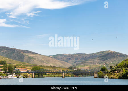 Pinhão villaggio all'Alto Douro Vinhateiro, Fiume Douro, bridge e vigneti Foto Stock