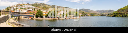 Pinhão/Portogallo - 15 Luglio 2019: Pinhão villaggio nella Valle del Douro Foto Stock