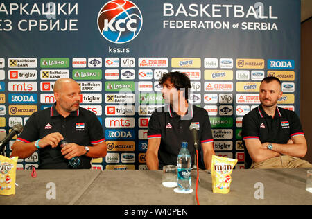 Belgrado. 18 Luglio, 2018. La Serbia il National Basketball team head coach Aleksandar Djordjevic (L) parla al capitano di una squadra Milos Teodosic (C) e vice capitano della squadra Milan Macvan durante una conferenza stampa a Belgrado in Serbia il 18 luglio 2018. Credito: Predrag Milosavljevic/Xinhua/Alamy Live News Foto Stock