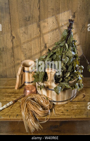 Tradizionale russo accessori per il bagno su un sfondo di legno Foto Stock