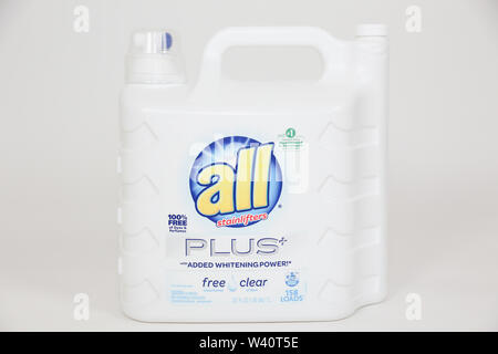 Princeton, NJ, Stati Uniti d'America. Luglio 15, 2019: Tutti Ultra Plus Free & Clear liquido detergente lavanderia 237 fl. oz, 158 carichi - Immagine Foto Stock