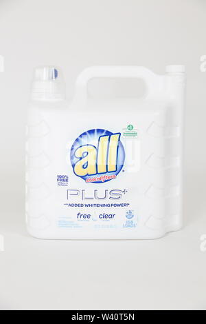 Princeton, NJ, Stati Uniti d'America. Luglio 15, 2019: Tutti Ultra Plus Free & Clear liquido detergente lavanderia 237 fl. oz, 158 carichi - Immagine Foto Stock