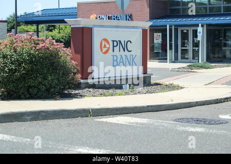 Princeton, NJ, Stati Uniti d'America. Giugno 23, 2019:PNC Bank esterno e segno. PNC Financial Services Group Inc. è un financial services corporation. - Immagine Foto Stock