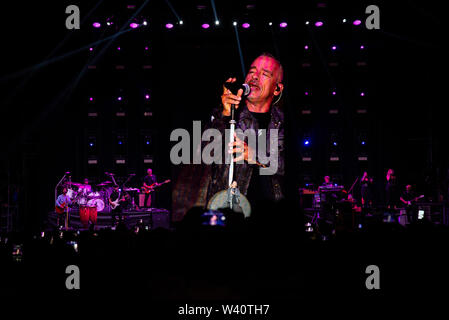 Torino, Italia. 18 Luglio, 2019. Eros Ramazzotti suona dal vivo sul palco durante il tour di musica 2019 a Stupinigi Sonic Park festival di Stupinigi. Credito: SOPA Immagini limitata/Alamy Live News Foto Stock