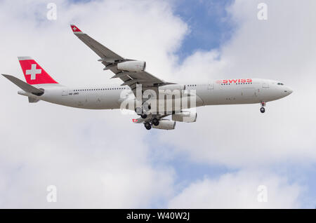 Immagine di un Swiss International Air Lines AG Airbus A340 mostrato arrivando a LAX. Swiss è la compagnia aerea nazionale della Svizzera. Foto Stock