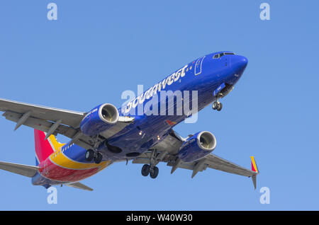 Immagine di un Southwest Airlines Boeing 737 in avvicinamento all'Aeroporto Internazionale di Los Angeles per lo sbarco. Foto Stock