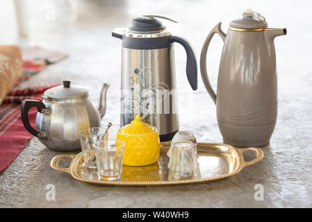 Tradizionale che serve tè e caffè nella arabi home la posa su un vassoio sul pavimento in beduino o i drusi tenda durante il giorno per la prima colazione. Foto Stock