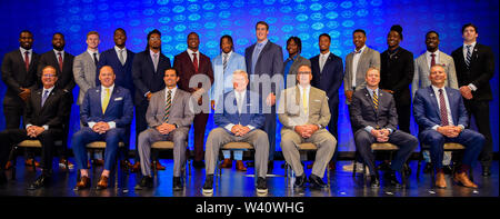 Charlotte, North Carolina, Stati Uniti d'America. 18 Luglio, 2019. 2019 ACC Kickoff calcio divisione costiera player e coach foto di gruppo sulla luglio 18, 2019 al Westin Hotels & Resorts in Charlotte, N.C. Credit: Ed Clemente/ZUMA filo/Alamy Live News Foto Stock