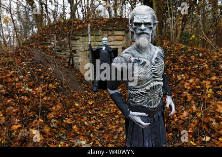 GEEK ARTE - Bodypainting incontra fantascienza, fantasy e più: 'Gioco di troni' photoshooting con Paolo come re di notte e Torben come bianco Walker in la rovina del castello di Calenberg in Schulenburg - un progetto per il fotografo Tschiponnique Skupin e il bodypainter Enrico Lein Foto Stock